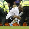 Williams Gallas effondré auprès de Fabrice Muamba, victime d'un arrêt cardiaque le 17 mars 2012 lors d'un match entre Bolton et Tottenham