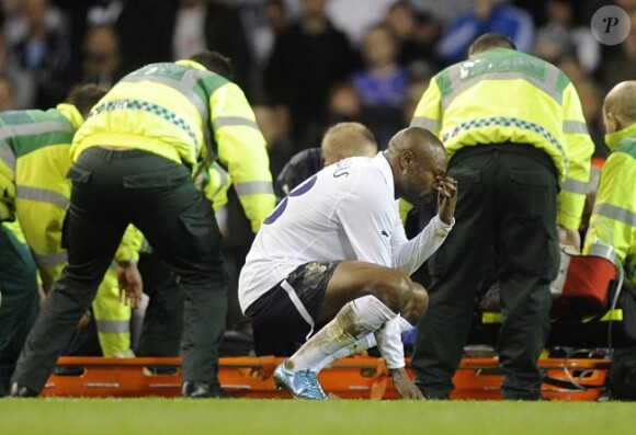 Williams Gallas effondré auprès de Fabrice Muamba, victime d'un arrêt cardiaque le 17 mars 2012 lors d'un match entre Bolton et Tottenham