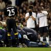 Fabrice Muamba, victime d'un arrêt cardiaque le 17 mars 2012 lors d'un match entre Bolton et Tottenham est réanimé par les secouristes sous les yeux horrifiés de ses partenaires et adversaires