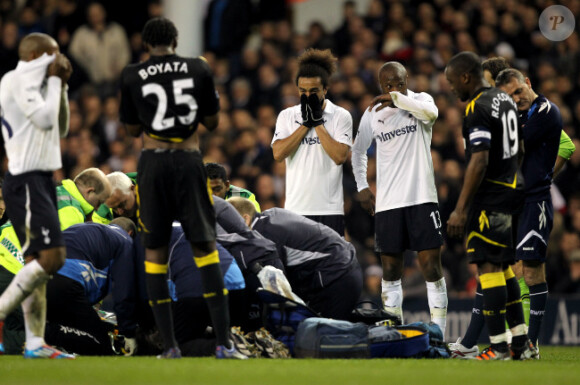 Fabrice Muamba, victime d'un arrêt cardiaque le 17 mars 2012 lors d'un match entre Bolton et Tottenham est réanimé par les secouristes sous les yeux horrifiés de ses partenaires et adversaires