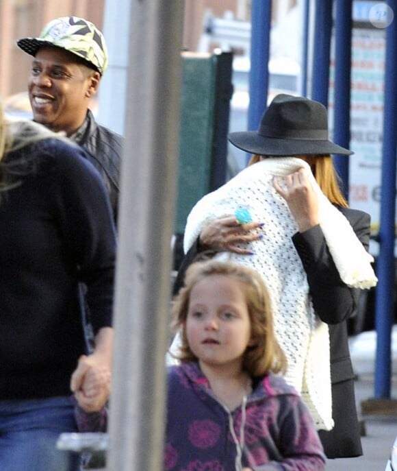 Beyoncé et Jay-Z dans la rue à New York avec leur fille Blue Ivy, le 3 mars 2012