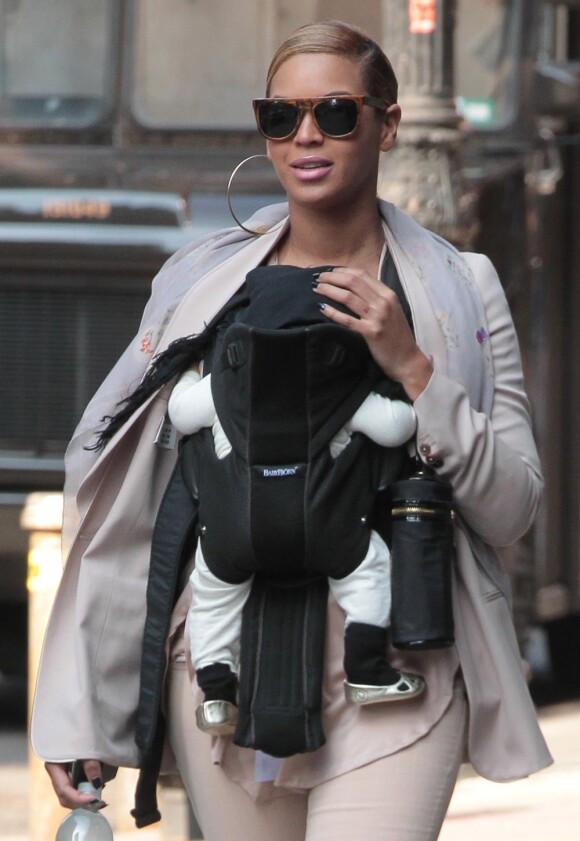 Beyonce et sa fillette Blue Ivy dans les rues de New York le 13 mars 2012
