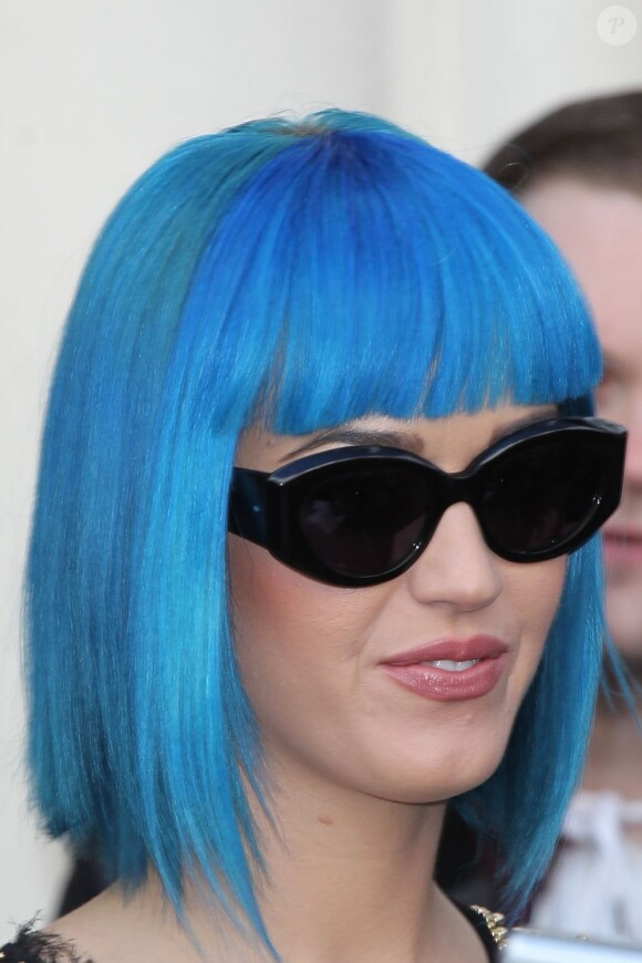 Katy Perry quitte les studios de BBC One après sa performance qui s'est fini en rap lors du Radio One's Live Lounge. Londres, le 19 mars 2012.