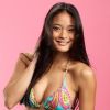 Jarah Mariano, rayonnante dans les deux-pièces ultra colorés de Roxy.