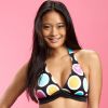 Jarah Mariano pose pour la nouvelle ligne de campagne de Roxy.