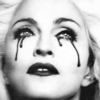 Madonna, 53 ans, défie la gravité dans le clip de Girl Gone Wild