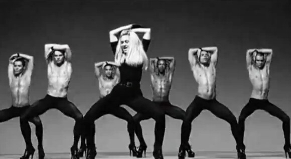 Madonna en pleine chorégraphie dans une image extraite du clip Girl Gone Wild réalisé par Mert and Marcus, mars 2012.