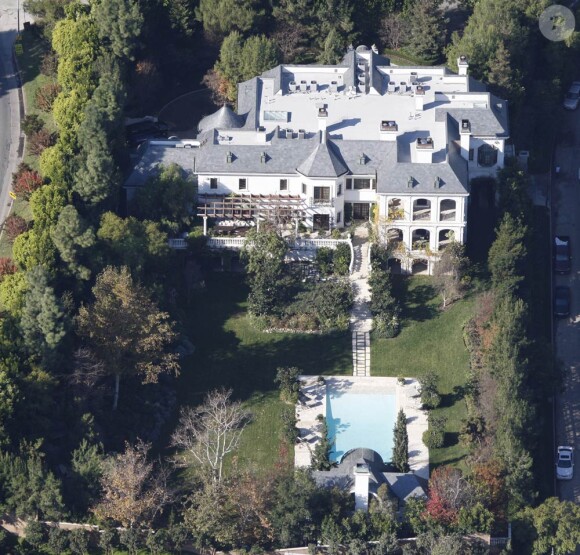 Michael Jackson avait emménagé en 2008, après la vente de Neverland, à Holmby Hills, sur North Carolwood Drive. La propriété a de nouveau été mise en vente en mars 2012 pour 23,9 millions de dollars (18 millions d'euros).