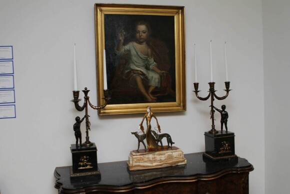 En décembre 2011, le mobilier du château de Holmby Hills qu'occupa Michael Jackson et où il trouva la mort le 25 juin 2009 avait été vendu par Julien's Auction.