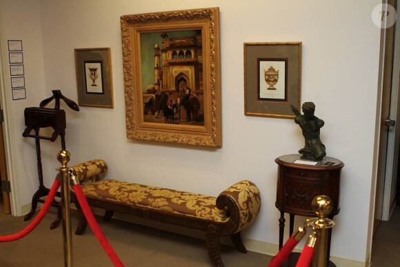 En décembre 2011, le mobilier du château de Holmby Hills qu'occupa Michael Jackson et où il trouva la mort le 25 juin 2009 avait été vendu par Julien's Auction.