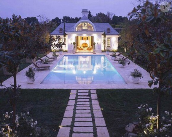 Le guest house... Michael Jackson avait emménagé en 2008, après la vente de Neverland, à Holmby Hills, sur North Carolwood Drive. La propriété a de nouveau été mise en vente en mars 2012 pour 23,9 millions de dollars (18 millions d'euros).