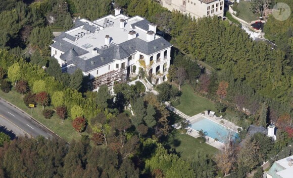 Michael Jackson avait emménagé en 2008, après la vente de Neverland, à Holmby Hills, sur North Carolwood Drive. La propriété a de nouveau été mise en vente en mars 2012 pour 23,9 millions de dollars (18 millions d'euros).