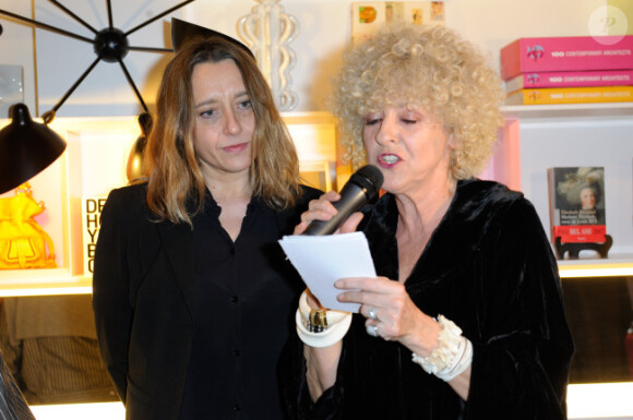 Virginie Despentes et Elisabeth Reynaud lors du Prix Bel Ami à l'hôtel Bel Ami le 22 mars 2012 à Paris 