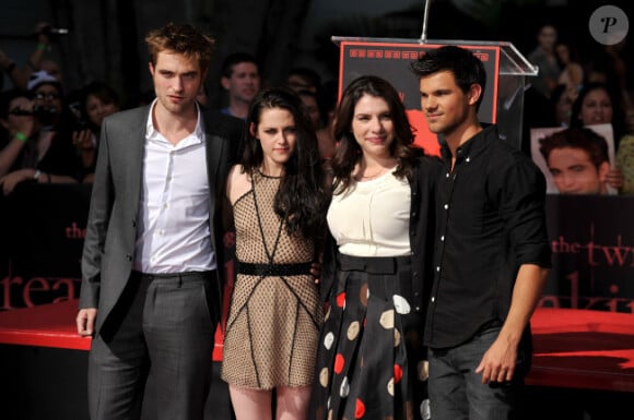 Stephenie Meyer et les stars de Twilight, en novembre 2011 à Los Angeles.