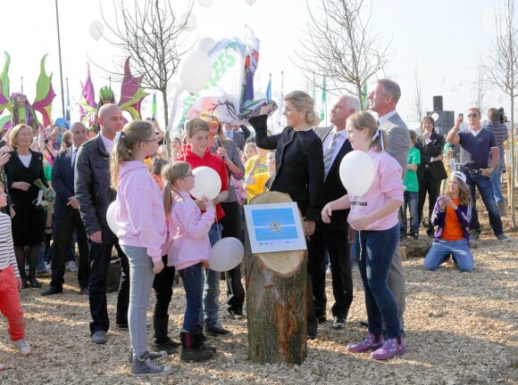 Maxima des Pays-Bas participait en tant qu'invitée d'honneur au 56e Boomfeestdag, le Festival néerlandais de l'arbre qui voit des écoliers de tout le pays planter des arbres, à Oeffelte, le 21 mars 2012. Le même jour, elle assistait également aux funérailles des enfants de Lommel, en Belgique, puis, le lendemain, à celles à Louvain.