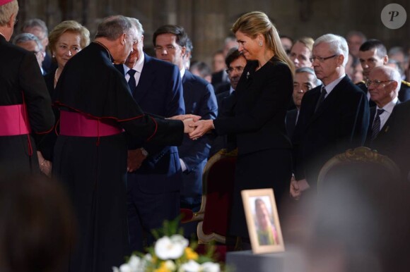La princesse Maxima et le prince Willem-Alexander des Pays-Bas avec le couple royal belge aux funérailles des enfants d'Heverlee, à Louvain, le 22 mars 2012.