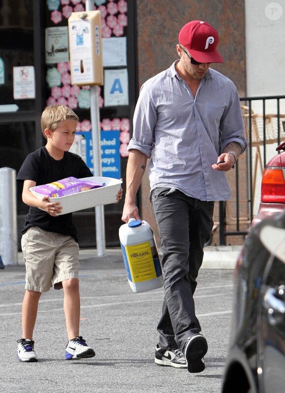 Ryan Phillippe à Beverly Hills avec son fils Deacon, 8 ans, né de ses amours avec Reese Witherspoon, le 23 mars 2012.