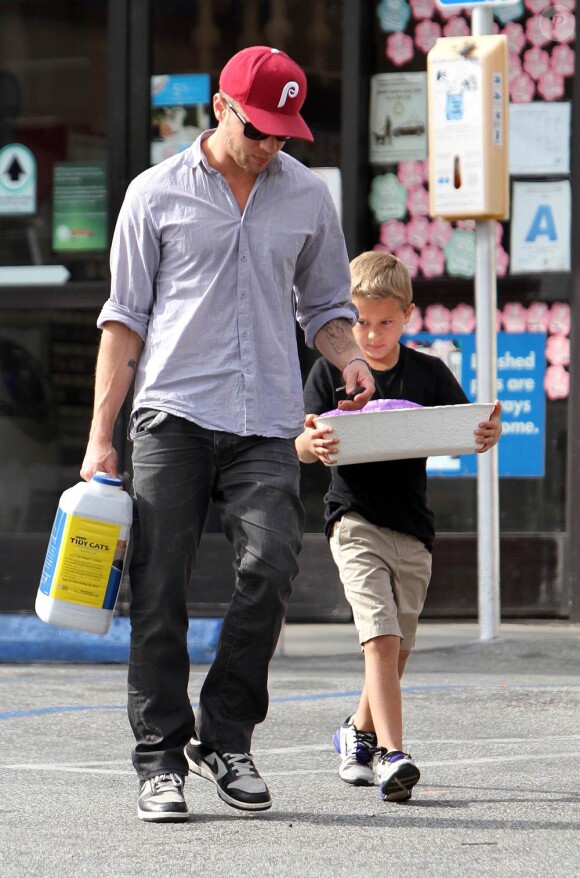 Ryan Phillippe à Beverly Hills avec son fils Deacon, 8 ans, né de ses amours avec Reese Witherspoon, le 23 mars 2012.