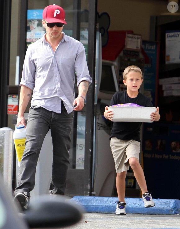 Ryan Phillippe à Beverly Hills avec son fils Deacon, 8 ans, né de ses amours avec Reese Witherspoon, le 23 mars 2012.