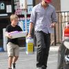 Ryan Phillippe, 37 ans, à la sortie d'une animalerie à Beverly Hills avec son fils Deacon, 8 ans, né de ses amours avec Reese Witherspoon, le 23 mars 2012.
