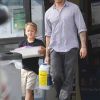 Ryan Phillippe, 37 ans, à la sortie d'une animalerie à Beverly Hills avec son fils Deacon, 8 ans, né de ses amours avec Reese Witherspoon, le 23 mars 2012.