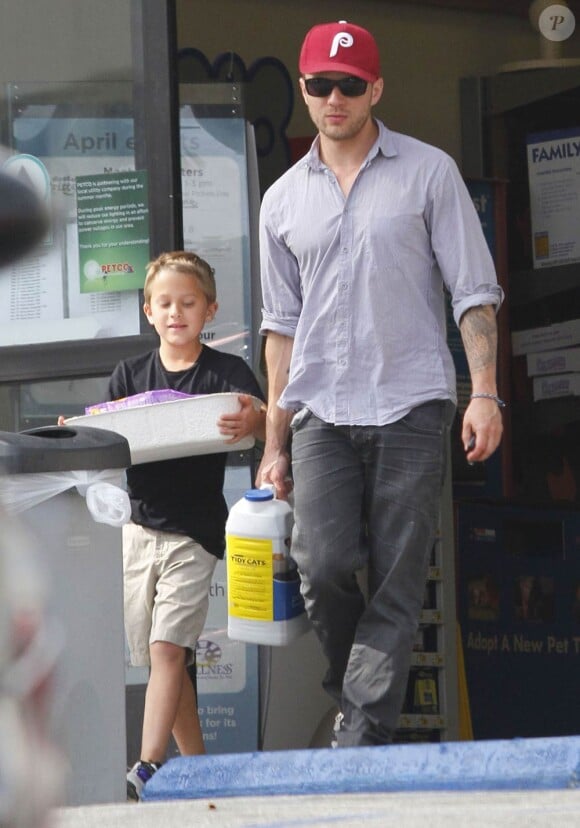 Ryan Phillippe, 37 ans, à la sortie d'une animalerie à Beverly Hills avec son fils Deacon, 8 ans, né de ses amours avec Reese Witherspoon, le 23 mars 2012.