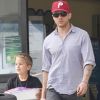 Ryan Phillippe à la sortie d'une animalerie à Beverly Hills avec son fils Deacon, 8 ans, né de ses amours avec Reese Witherspoon, le 23 mars 2012.
