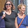 Maggie Gyllenhaal très enceinte et sa maman se promènent à New York le 23 mars 2012