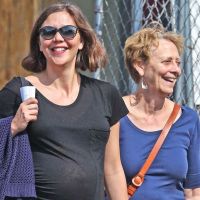 Maggie Gyllenhaal, très enceinte : promenade avec sa mère en attendant bébé