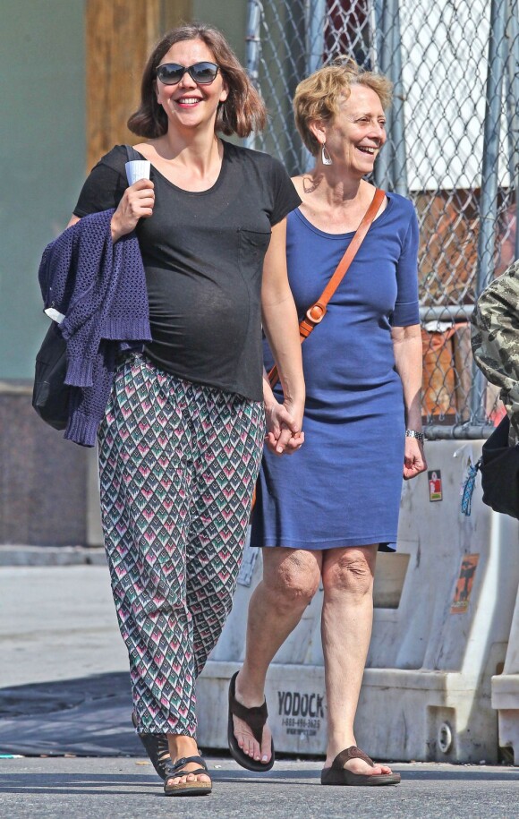 Maggie Gyllenhaal très enceinte et sa maman se promènent à New York le 23 mars 2012
