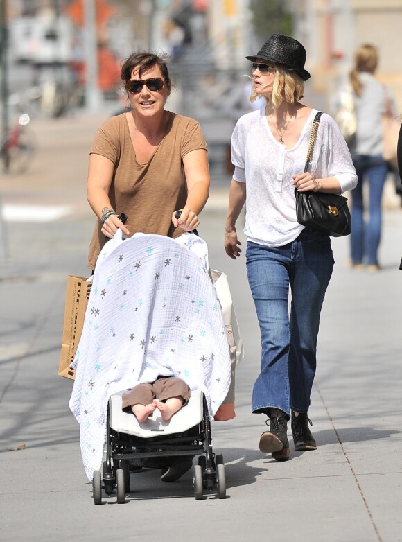 January Jones se promène avec son bébé Xander et la nounou, dans les rues de New York le 23 mars 2012