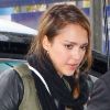 Jessica Alba, une voyageuse stylée qui arrive à l'aéroport de Los Angeles. Le 25 mars 2012.
