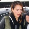 Jessica Alba, une voyageuse stylée qui arrive à l'aéroport de Los Angeles. Le 25 mars 2012.