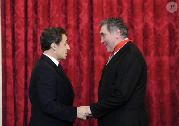 Eddy Merckx est fait commandeur de la Légion d'honneur par Nicolas Sarkozy à l'Elysée le 15 décembre 2011 à Paris