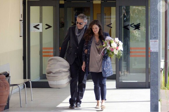 Andrea Bocelli et sa compagne Veronica Berti le 24 mars 2012 à la sortie de l'hôpital pédiatrique d'Apuano, à Montepepe, province toscane de Massa, avec leur bébé Virginia, petite fille née le 21 mars.