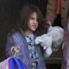 Katie Holmes et Suri Cruise, ses peluches dans les mains, quittent leur appartement new-yorkais et se rendent à l'héliport, le 27 mars 2012 à New York