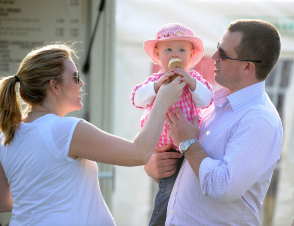 Autumn et Peter Phillips et leur fille Savannah le 24 mars 2012 à Gatcombe