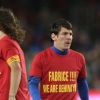 Lionel Messi et l'équipe du FC Barcelone le 20 mars 2012, soutiennent Fabrice Muamba, victime d'un arrêt cardiaque en plein match le 17 mars 2012 à Londres