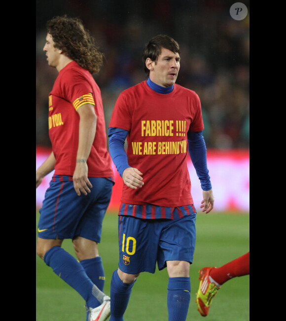 Lionel Messi et l'équipe du FC Barcelone le 20 mars 2012, soutiennent Fabrice Muamba, victime d'un arrêt cardiaque en plein match le 17 mars 2012 à Londres