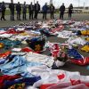 Les fans soutiennent Fabrice Muamba, victime d'un arrêt cardiaque en plein match le 17 mars 2012 à Londres en déposant des messages et des maillots devant le stade de Bolton