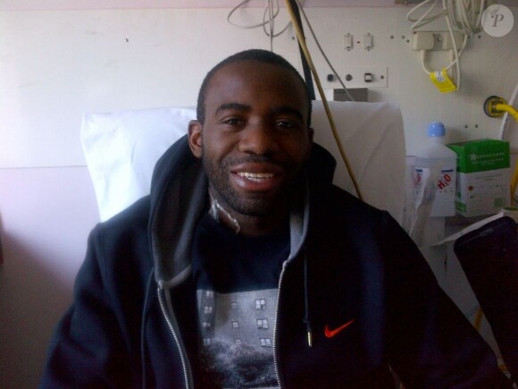 Fabrice Muamba sur son lit d'hôpital après son arrêt cardiaque en plein match survenu le 17 amrs 2012