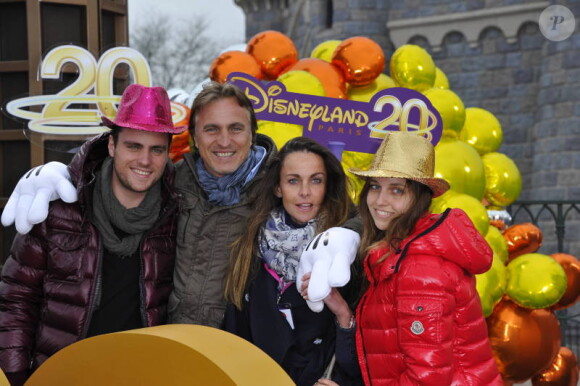 David Ginola avec son épouse Coraline et leurs deux enfants, lors de la célébration du 20e anniversaire de Disneyland Paris, à Marne-la-Vallée, le samedi 31 mars 2012.