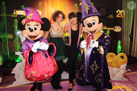 Nolwenn Leroy entourée de sa petite soeur Kay, lors de la célébration du 20e anniversaire de Disneyland Paris, à Marne-la-Vallée, le samedi 31 mars 2012.