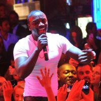 Akon : Un showman sensationnel devant un VIP Room plein à craquer