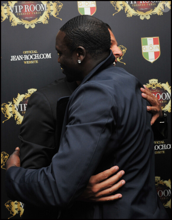 Accolades et franche camaraderie pour les retrouvailles de Jean-Roch et Akon au VIP Room à Paris, le vendredi 30 mars 2012.