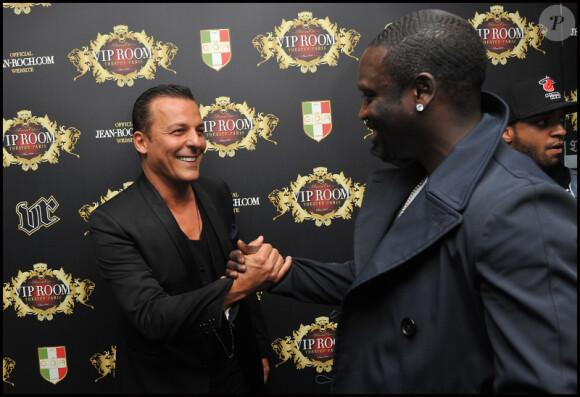 Accolades et franche camaraderie pour les retrouvailles de Jean-Roch et Akon au VIP Room à Paris, le vendredi 30 mars 2012.