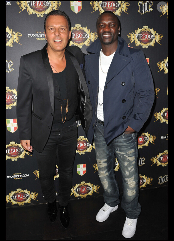 Retrouvailles entre Jean-Roch et Akon, au VIP Room à Paris, le vendredi 30 mars 2012.