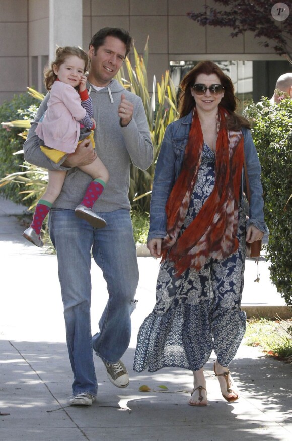 Déjeuner en famille pour Alyson Hannigan, accompagnée de son mari Alexis Denisof et de leur fille Satyana. Santa Monica, le 1er avril 2012.