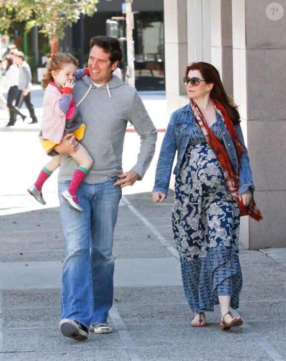Déjeuner en famille pour Alyson Hannigan, enceinte, accompagnée de son mari Alexis Denisof et de leur fille Satyana. Santa Monica, le 1er avril 2012.