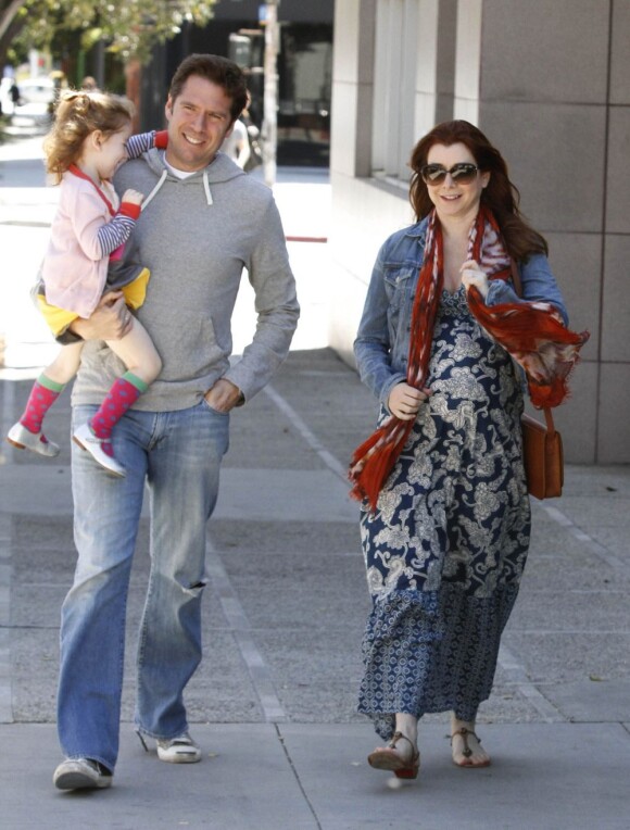 Balade en famille pour Alyson Hannigan, enceinte, accompagnée de son mari Alexis Denisof et de leur fille Satyana. Santa Monica, le 1er avril 2012.